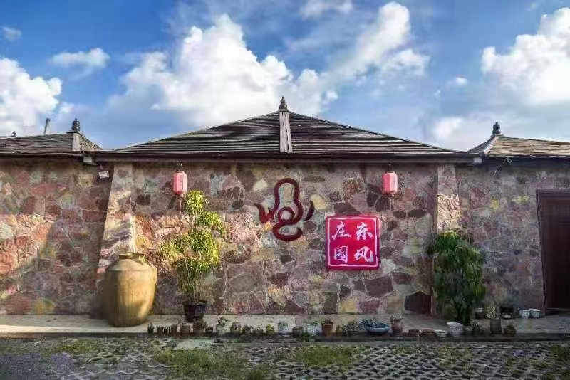 老父亲与弥勒东风庄园葡萄酒